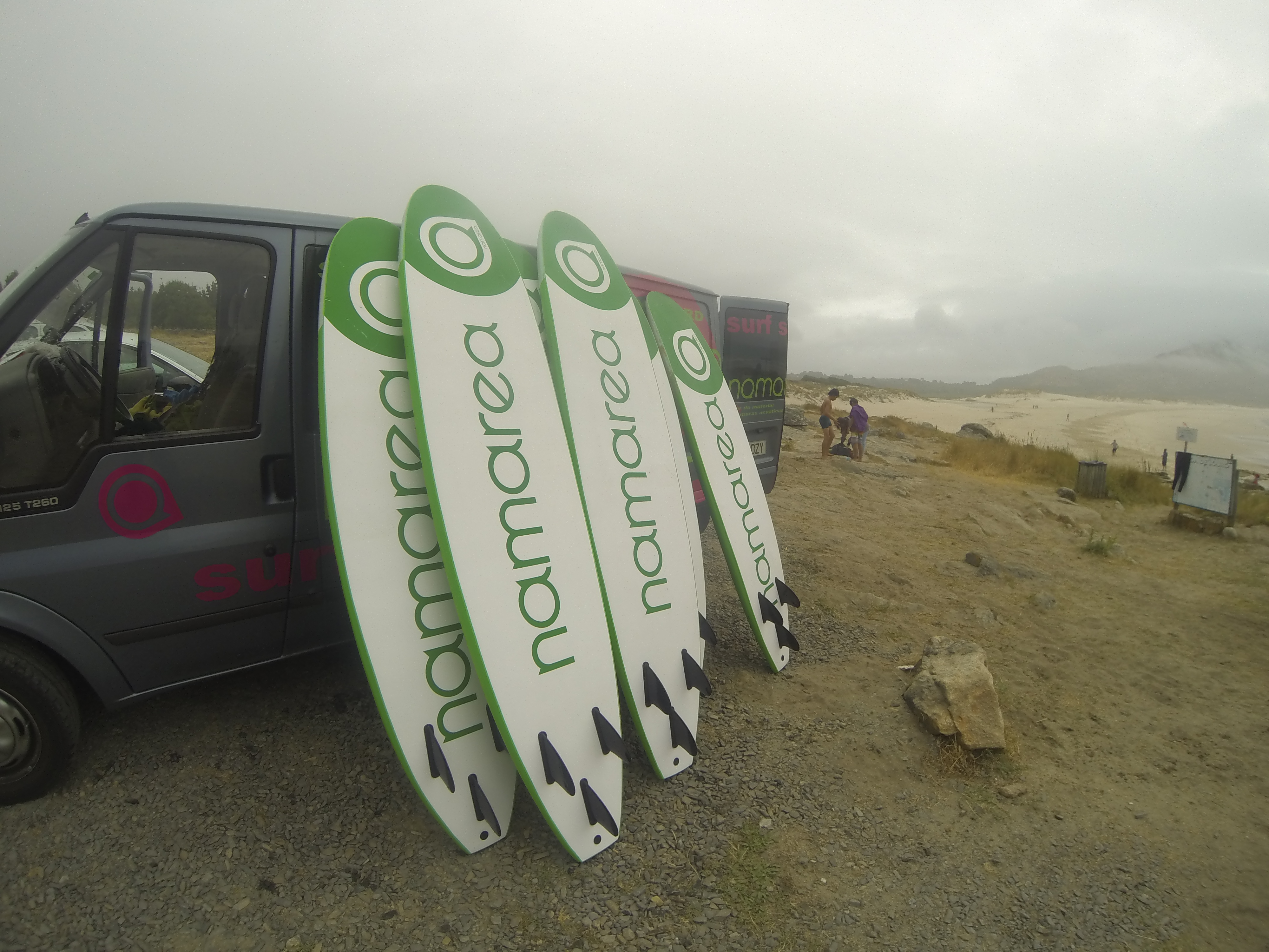 Tablas de surf apoyadas en la furgoneta de Namarea